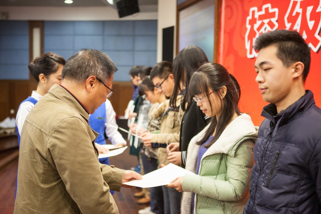 2015年度“米兰平台app体育-官方版-米兰电竞直播
英才”奖，74名学子受益
