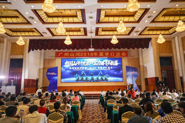 红四月，米兰平台app体育-官方版-米兰电竞直播
智能挖掘机促销会节节攀升