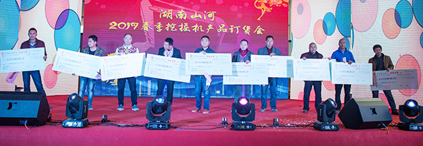 势不可挡，米兰平台app体育-官方版-米兰电竞直播
智能挖掘机湖南市场订货会创新高