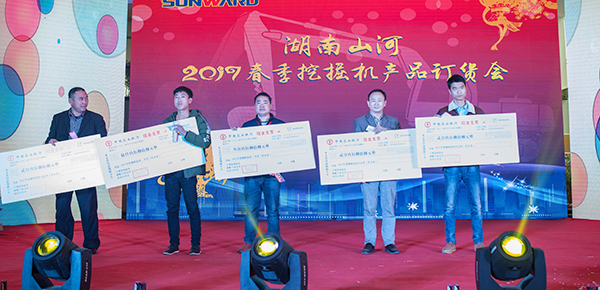 势不可挡，米兰平台app体育-官方版-米兰电竞直播
智能挖掘机湖南市场订货会创新高