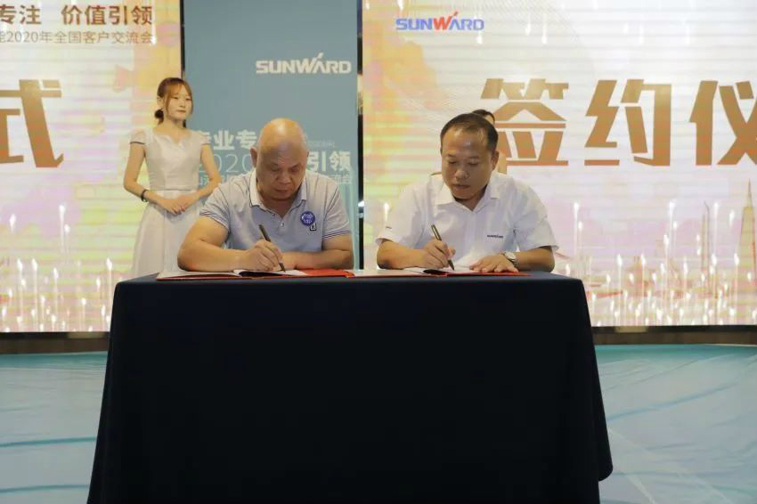 专业专注，价值引领 米兰平台app体育-官方版-米兰电竞直播
智能全球客户交流会 • 怀化站圆满举行