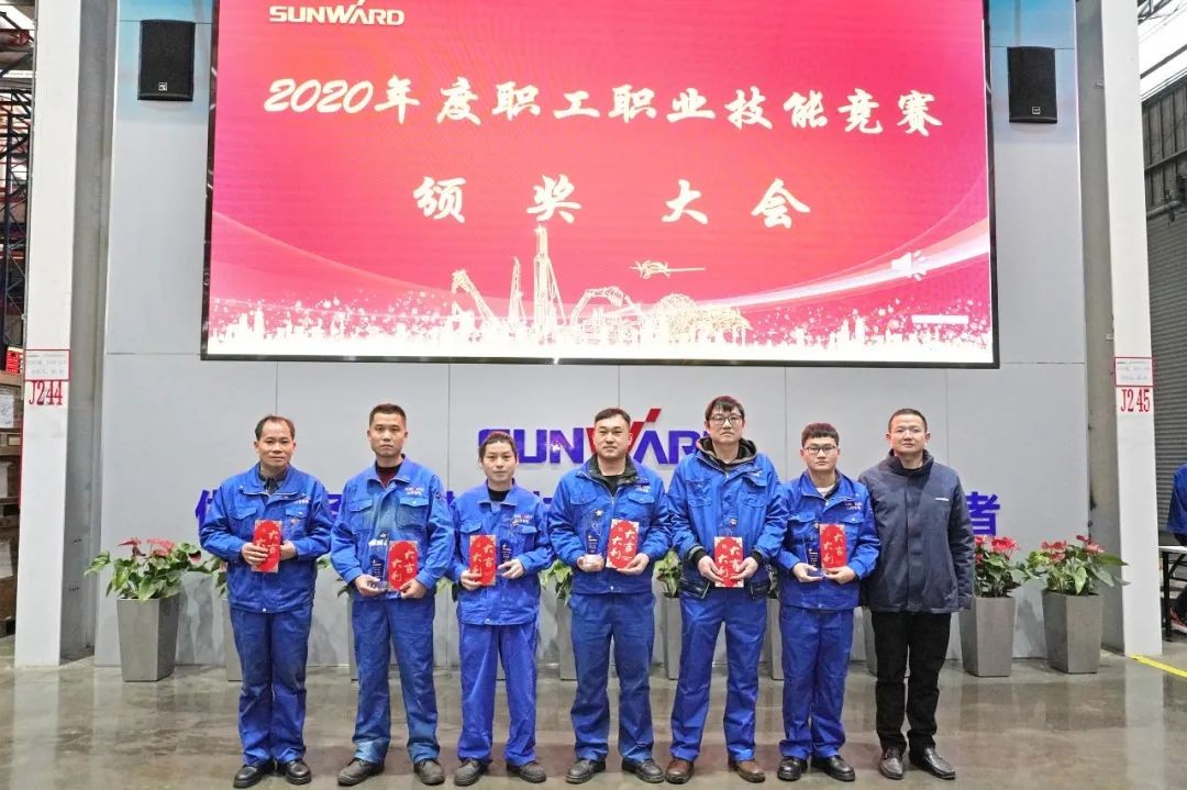 向能工巧匠致敬！米兰平台app体育-官方版-米兰电竞直播
智能给职业技能竞赛优胜者颁奖