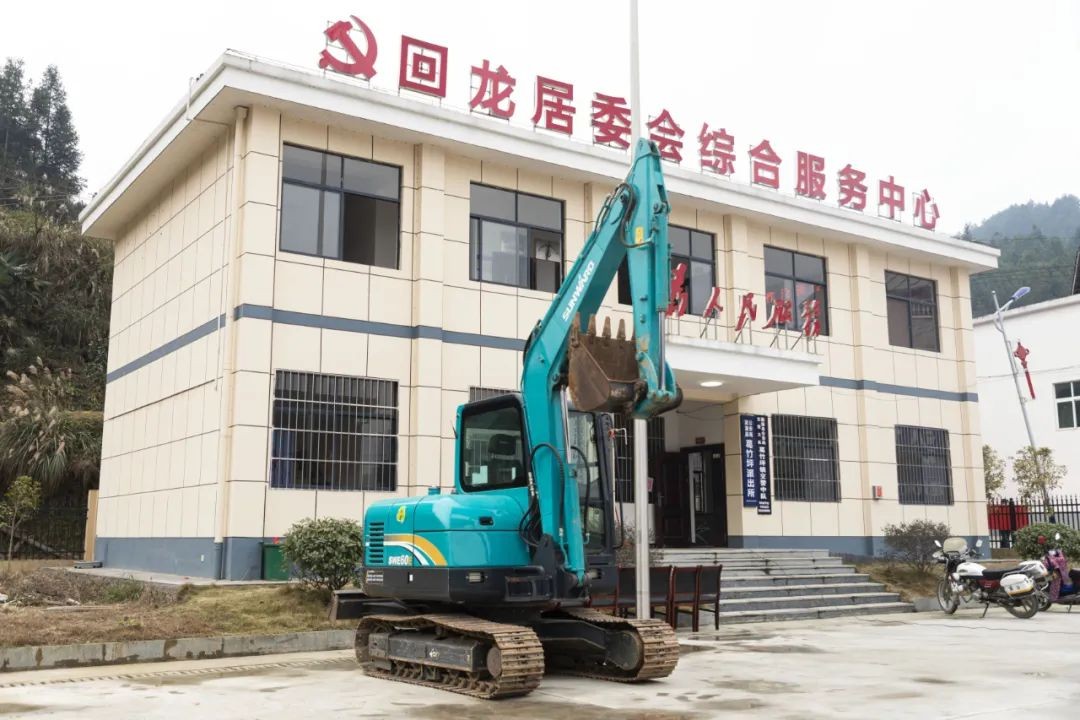 校企合作精准扶贫，产教融合振兴乡村 | 米兰平台app体育-官方版-米兰电竞直播
智能向合作院校对口扶贫点捐赠挖掘机