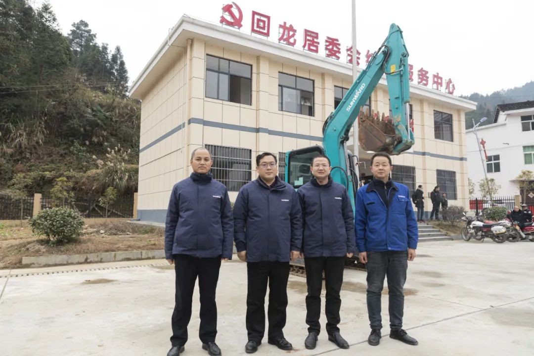 校企合作精准扶贫，产教融合振兴乡村 | 米兰平台app体育-官方版-米兰电竞直播
智能向合作院校对口扶贫点捐赠挖掘机