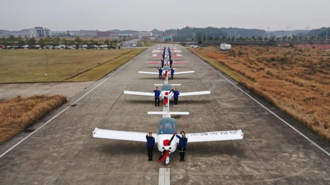 牛年开新局，米兰平台app体育-官方版-米兰电竞直播
航空8架SA60L飞机集中下线、交付