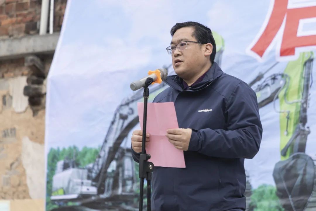 校企合作精准扶贫，产教融合振兴乡村 | 米兰平台app体育-官方版-米兰电竞直播
智能向合作院校对口扶贫点捐赠挖掘机