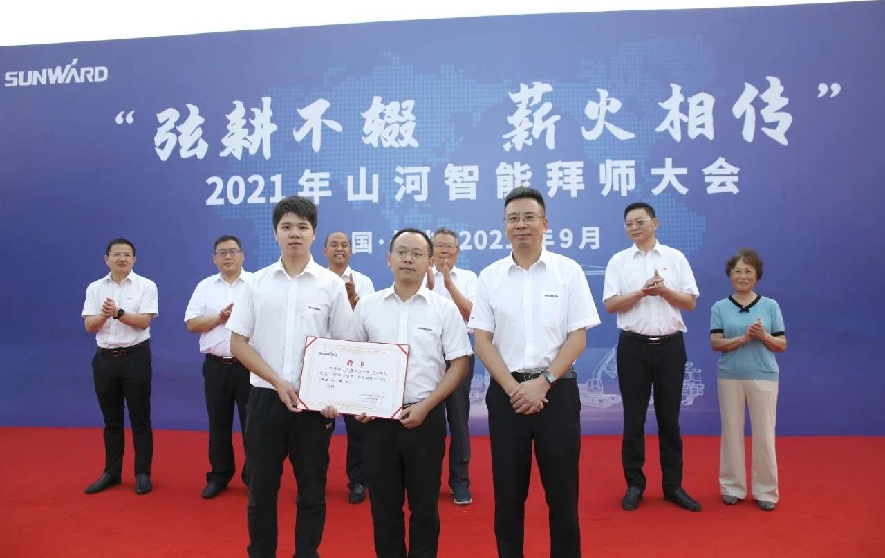 百人齐聚拜师恩 | 米兰平台app体育-官方版-米兰电竞直播
智能“传帮带”人才培养模式为公司发展积蓄力量