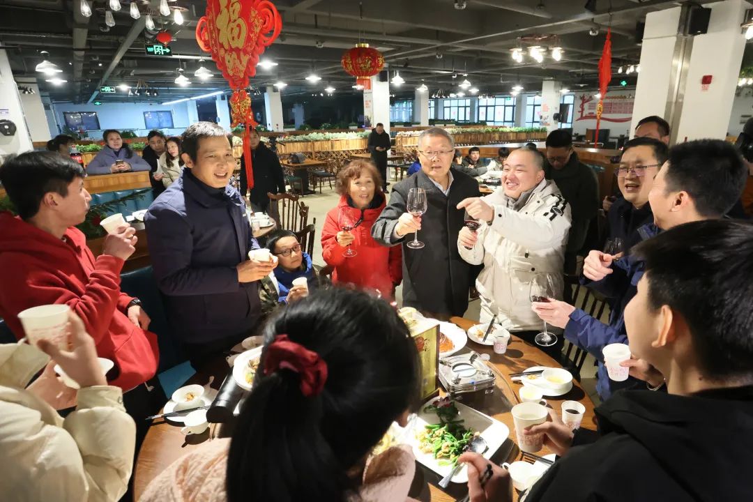 米兰平台app体育-官方版-米兰电竞直播
智能董事长何清华与留厂员工一起过大年！