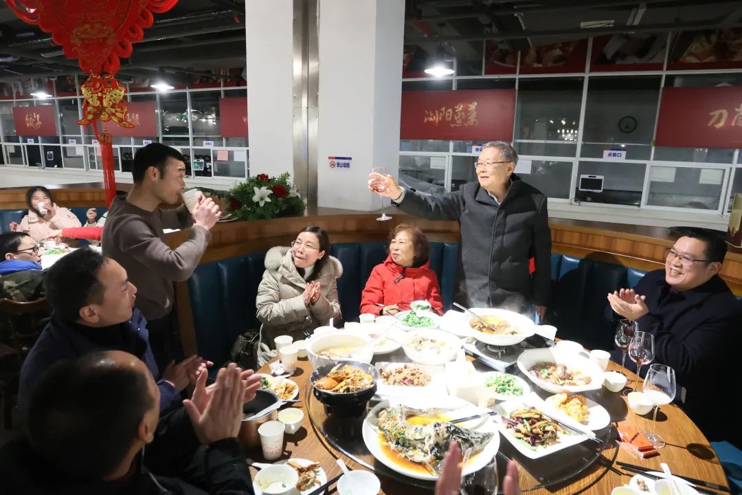米兰平台app体育-官方版-米兰电竞直播
智能董事长何清华与留厂员工一起过大年！