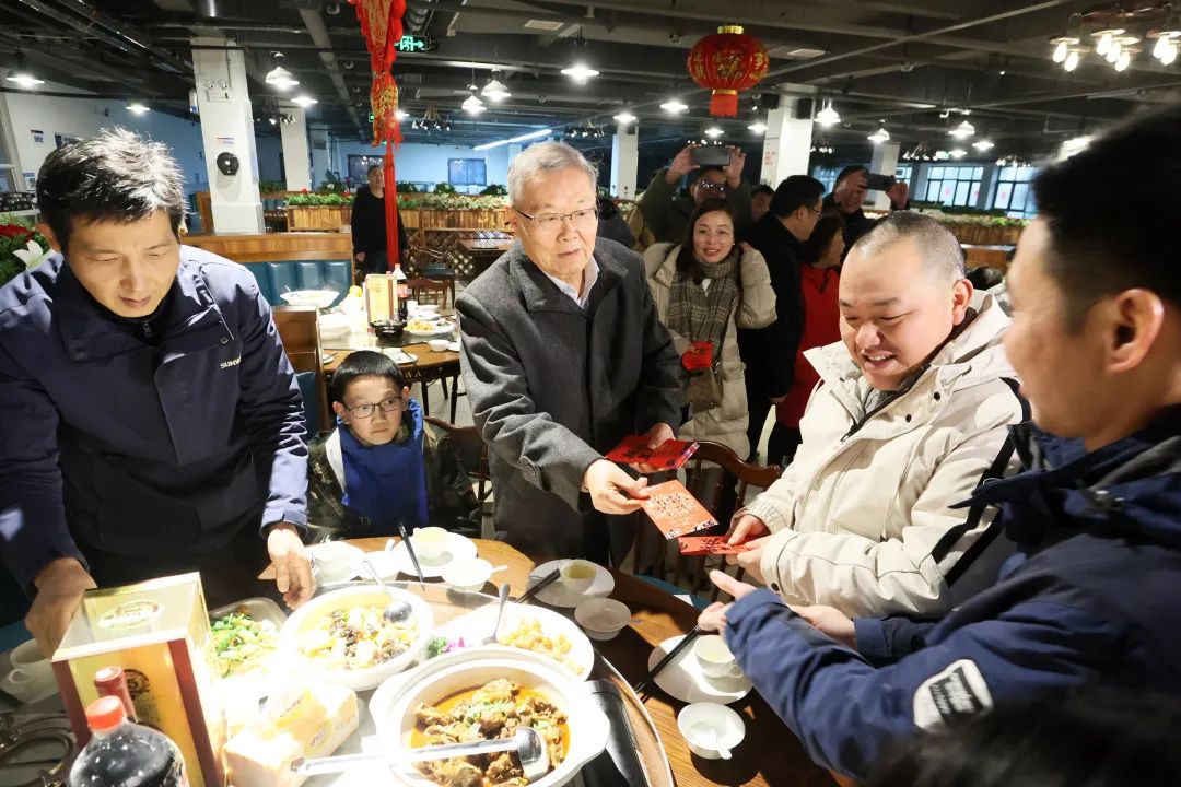 米兰平台app体育-官方版-米兰电竞直播
智能董事长何清华与留厂员工一起过大年！