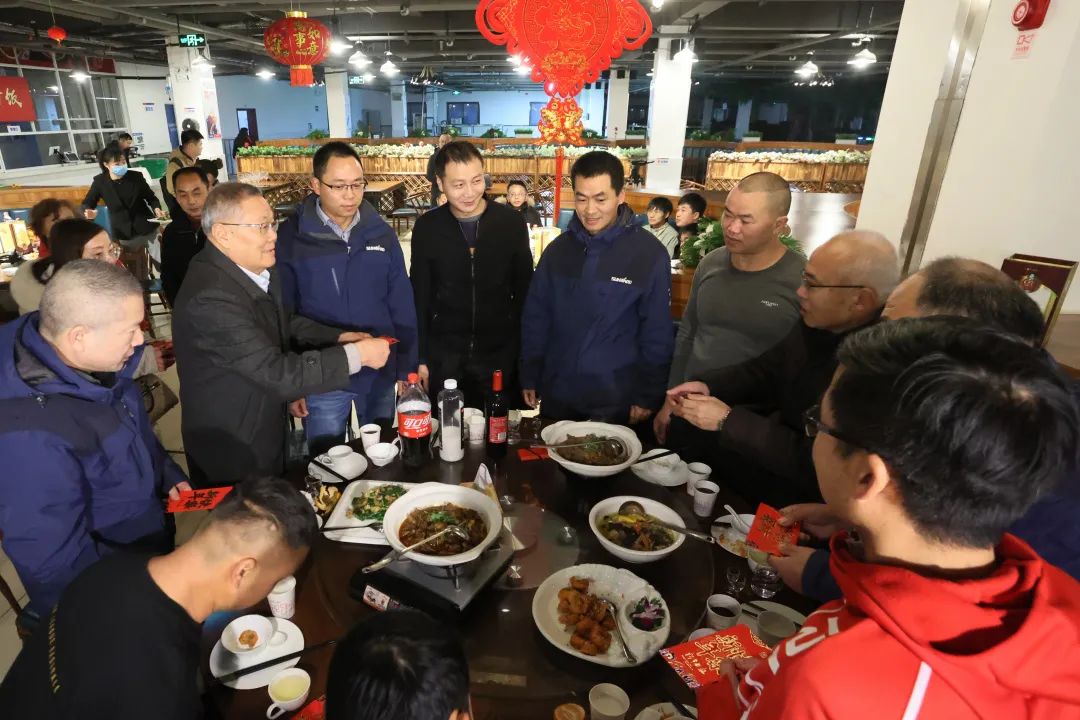 米兰平台app体育-官方版-米兰电竞直播
智能董事长何清华与留厂员工一起过大年！