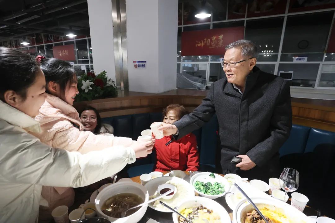 米兰平台app体育-官方版-米兰电竞直播
智能董事长何清华与留厂员工一起过大年！