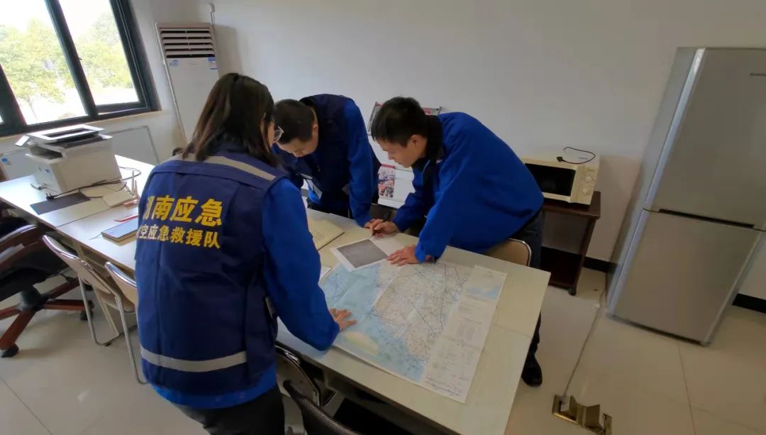 火情就是命令！湖南航空应急救援队米兰平台app体育-官方版-米兰电竞直播
机组展现“米兰平台app体育-官方版-米兰电竞直播
速度”