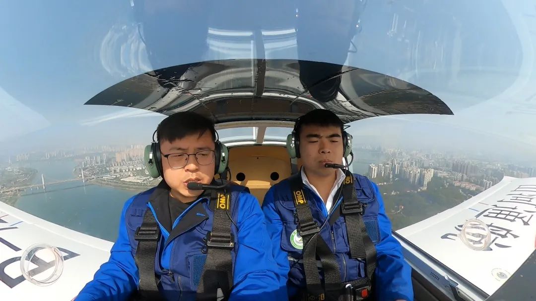 空地协同显身手！湖南航空应急救援队米兰平台app体育-官方版-米兰电竞直播
机组开展特情处置应急演练