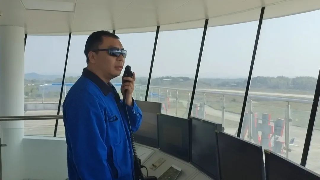 空地协同显身手！湖南航空应急救援队米兰平台app体育-官方版-米兰电竞直播
机组开展特情处置应急演练