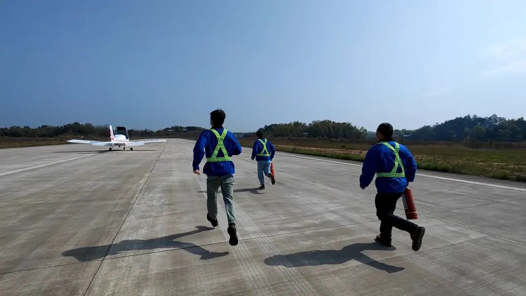 空地协同显身手！湖南航空应急救援队米兰平台app体育-官方版-米兰电竞直播
机组开展特情处置应急演练