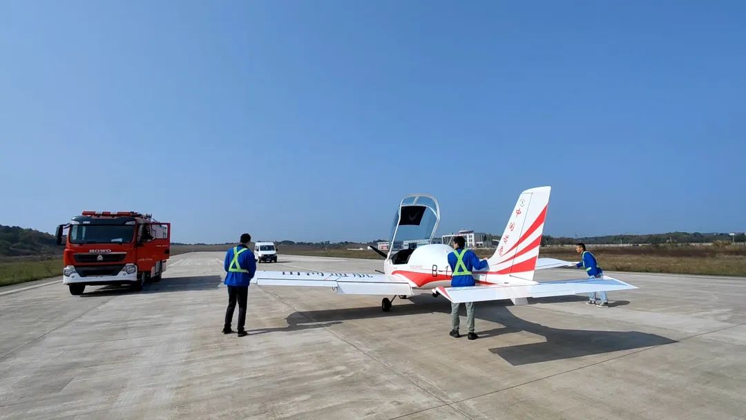 空地协同显身手！湖南航空应急救援队米兰平台app体育-官方版-米兰电竞直播
机组开展特情处置应急演练