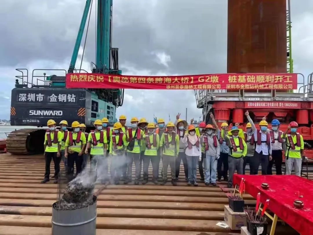 乘风破浪的旋挖钻机！米兰平台app体育-官方版-米兰电竞直播
智能助建澳氹第四跨海大桥