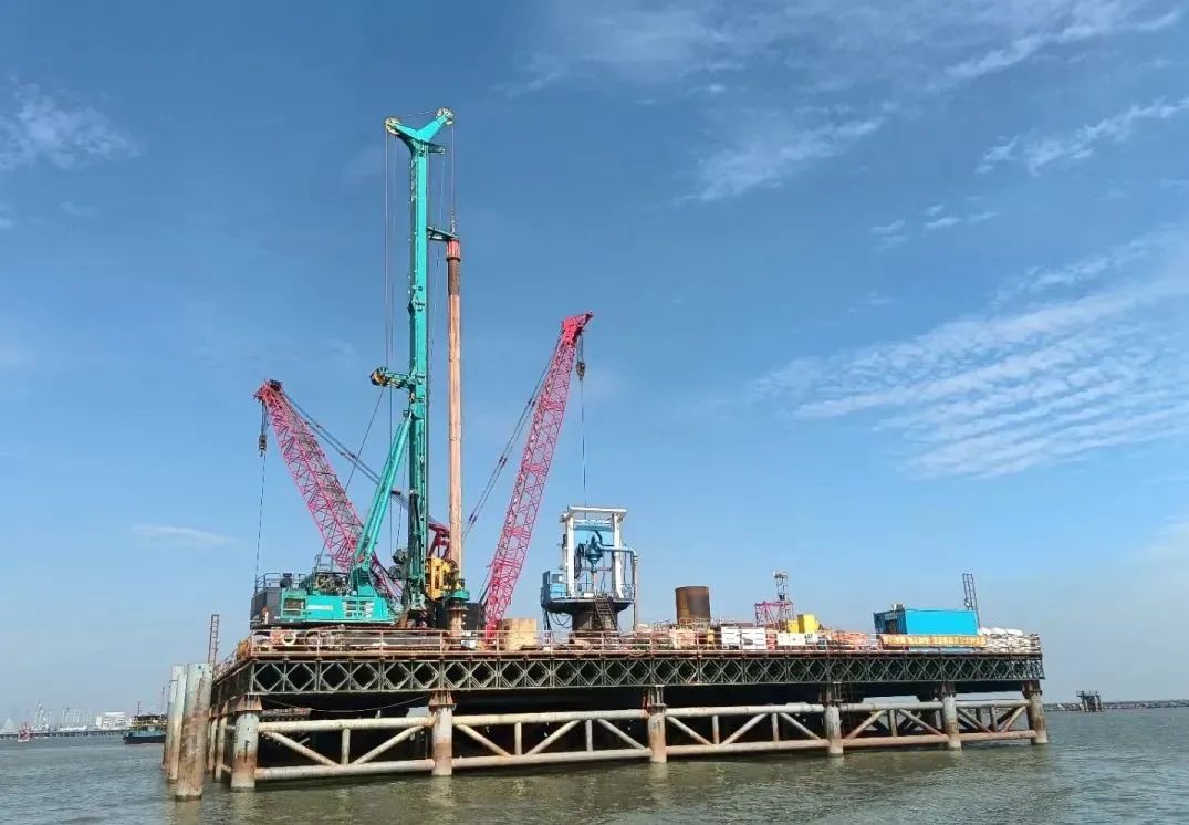 乘风破浪的旋挖钻机！米兰平台app体育-官方版-米兰电竞直播
智能助建澳氹第四跨海大桥