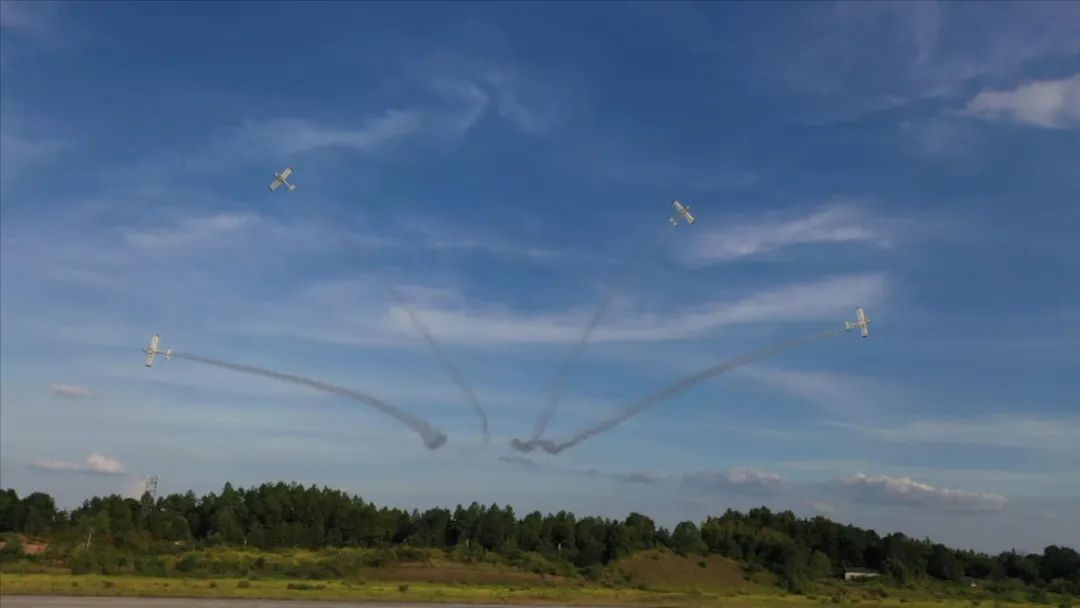 空中开花、大坡度盘旋、俯冲跃升……看米兰平台app体育-官方版-米兰电竞直播
飞行表演队炫技2022湖南航展动态展
