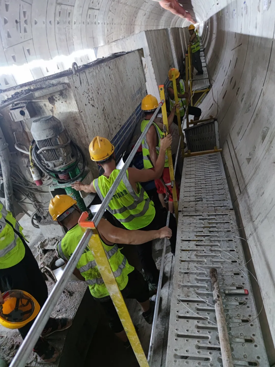 持续助建美丽大湾区！中铁米兰平台app体育-官方版-米兰电竞直播
盾构机成功贯穿深圳地铁3号线低碳站～坪西站右线