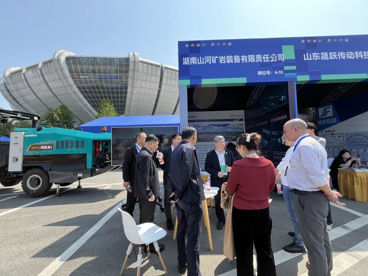 米兰平台app体育-官方版-米兰电竞直播
矿岩携井下掘进台车亮相苍南矿山井巷机械展