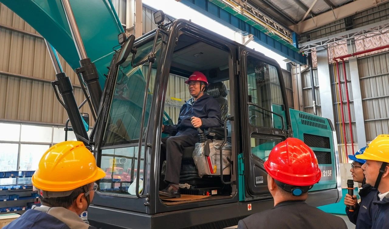 聚焦市场需求，米兰平台app体育-官方版-米兰电竞直播
智能三款精品工程液压挖掘机成功下线