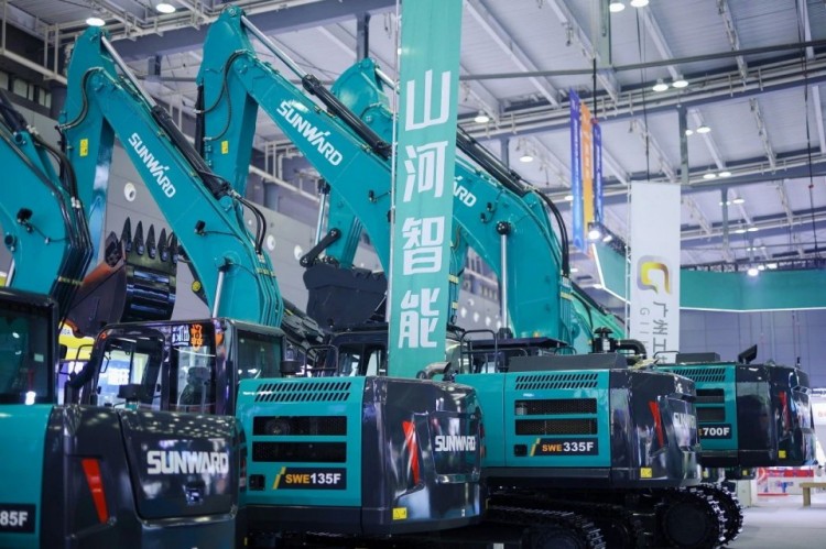 2025 CICEE | 打造极致精品化，米兰平台app体育-官方版-米兰电竞直播
智能挖掘机“圈粉”长沙展