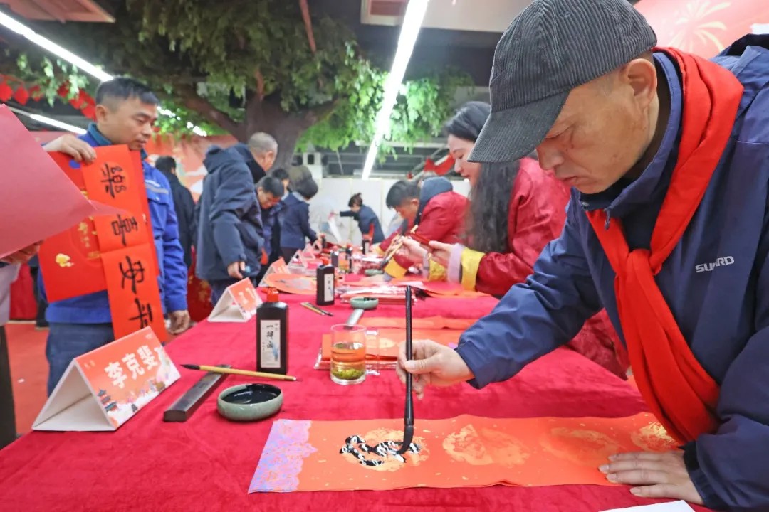 笔墨迎春，祝福暖心！在米兰平台app体育-官方版-米兰电竞直播
智能“囤”年味、送温暖、迎新春