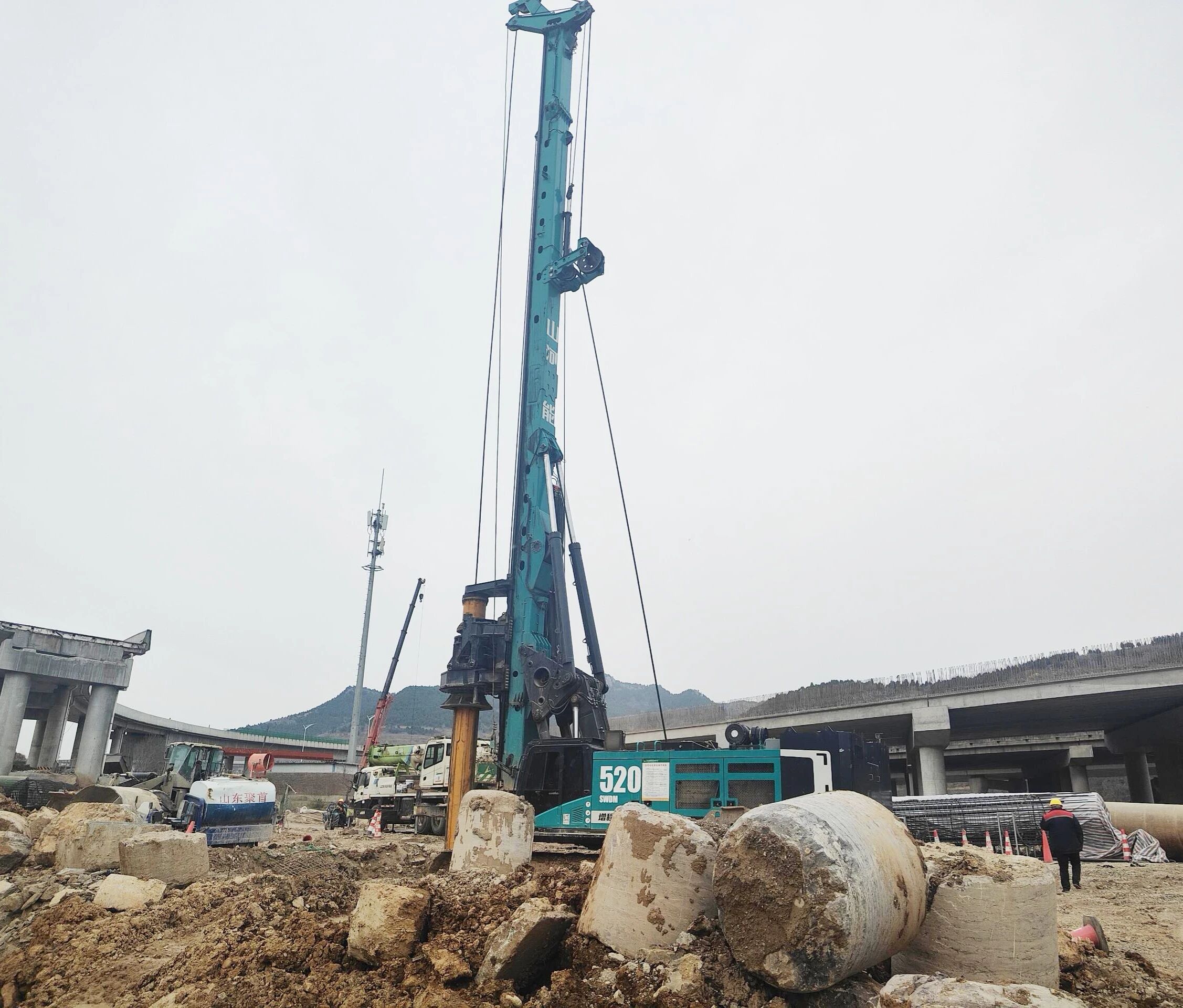 “亮剑”济南绕城改扩建项目，米兰平台app体育-官方版-米兰电竞直播
智能增程式电动旋挖钻机高效入岩受好评
